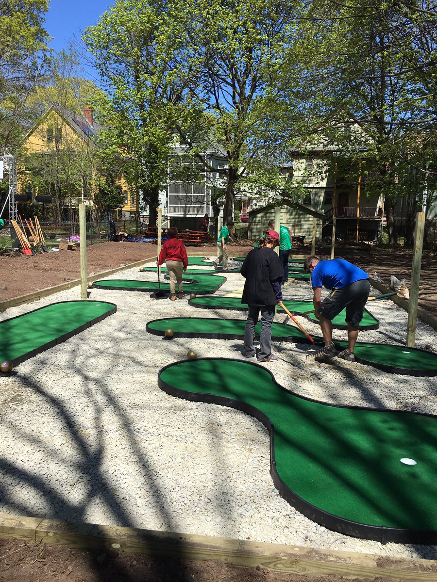dalila_says's tweet photo. 600+ volunteers just built the only mini golf course in all of Boston for @YMCA_Boston #ComcastCaresDay https://t.co/Ma5ayn1304