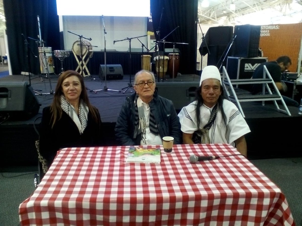 cajamag's tweet photo. Addy Martínez, jefe de programas especiales de Cajamag presenta el libro Narraciones Indígenas en Feria del Libro https://t.co/cPypNTpeYZ
