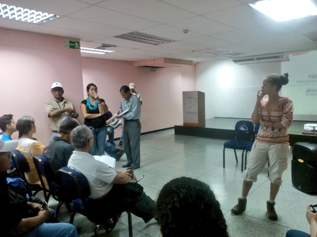 Carlosezj's tweet photo. #Ahora Encuentro del Estado Mayor de la Comunicación de Aragua junto .@carollafra y sistema de comunicación popular https://t.co/N9RkKNOOGK