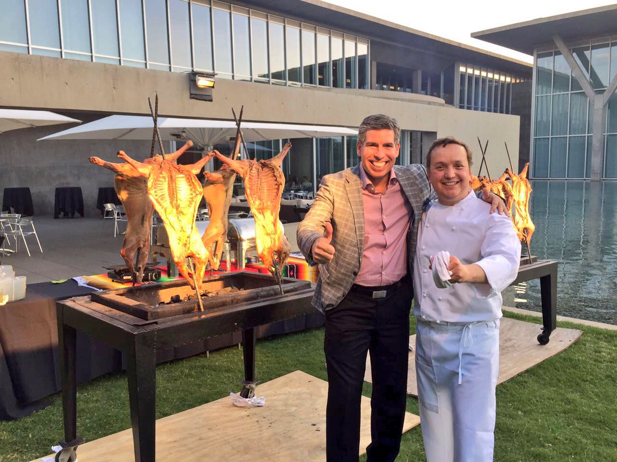 BetoLanz's tweet photo. Mi amigo, el chef @JuanRamonC, cocinando cabrito para los tejanos en @KimbellArt de Fort Worth #LaSendadelCabrito https://t.co/V6zZkDoV0e