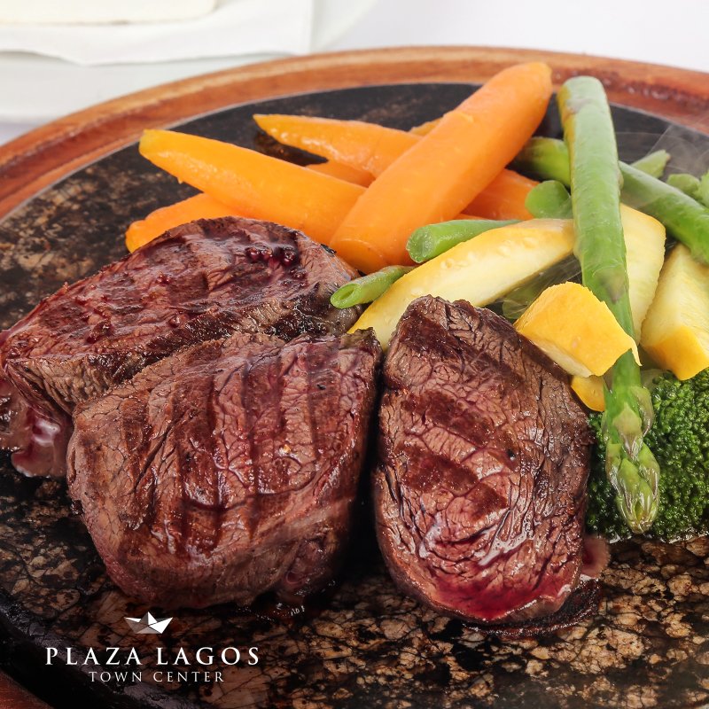 PlazaLagos's tweet photo. El lomo fino medallions a la piedra de #Carlo&amp;Carla es un espectáculo. https://t.co/m73Eamea9L