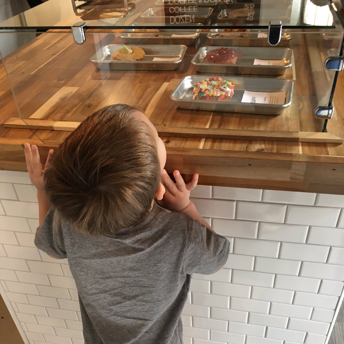 Jsharp09's tweet photo. The excitement #makersdonuts @makersdonuts https://t.co/LgO8CEuC3C