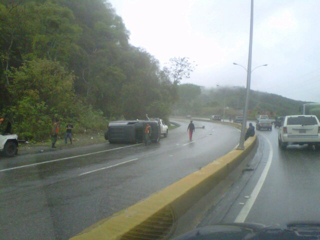 TUMAKINGOF's tweet photo. @trafficMIRANDA. Veiculo volteado #arc sentido #valencia https://t.co/cSpkBy1RF0