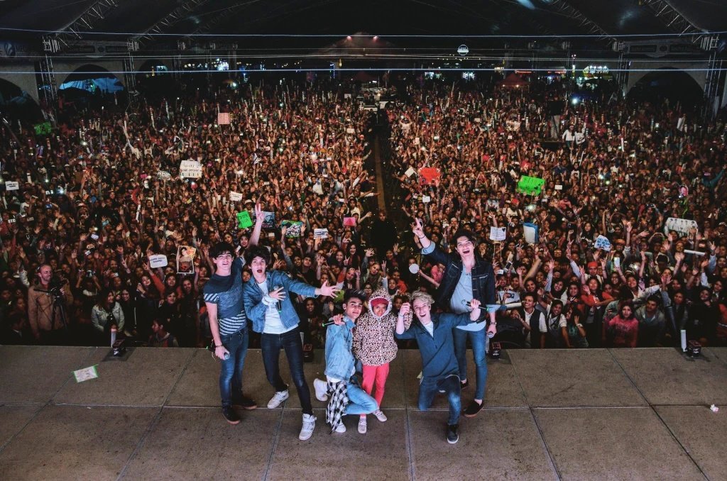 Coders_Boys's tweet photo. Recuerdan a Anhel ? La pequeña que quería conocer a CD9, pues es ella la que sale en la foto 👏 https://t.co/zzro232om9