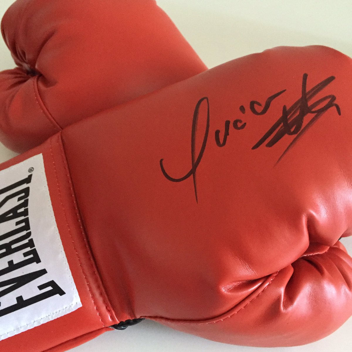 interboxca's tweet image. Utilisez le #GoLucian: encouragez @ButeLucian à revenir avec la ceinture à la maison pour gagner des gants signés