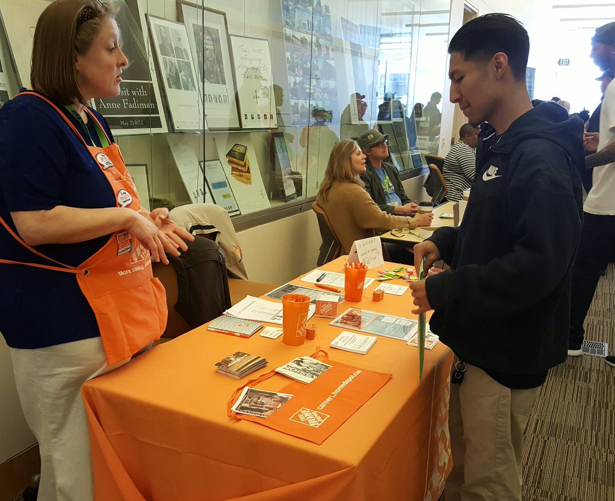 sharoninrussia's tweet photo. Sharing #orangeopportunities at the Mpls Teen Job fair. #levelup2k16 #THDjobs https://t.co/9H6Sr8BTZE
