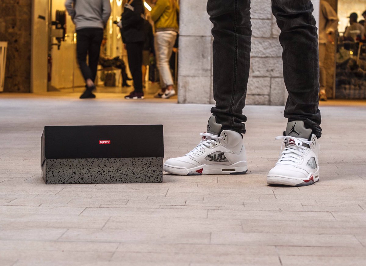Bonjoursneakers's tweet photo. Supreme X Jumpman @Bonjoursneakers https://t.co/SnarBGaBvA