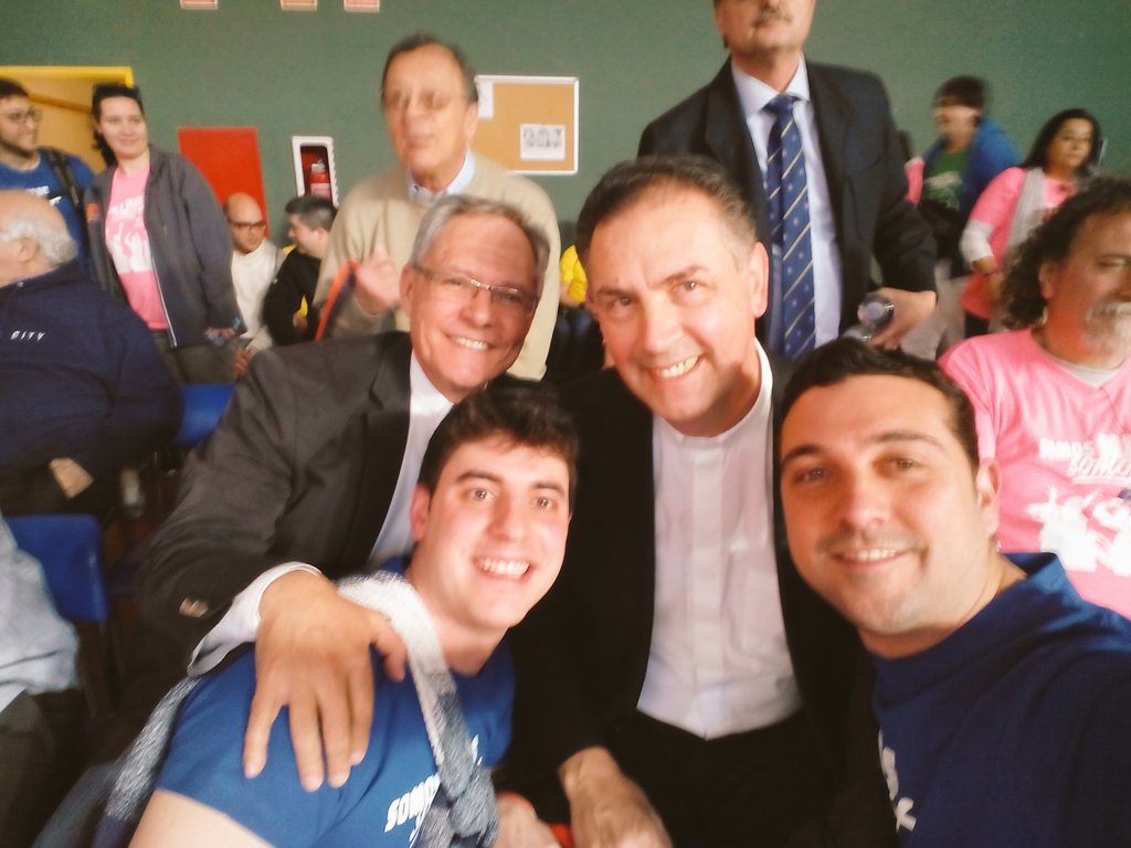 Arkaitz_5's tweet photo. Disfrutando de la compañía del Rector Mayor @SalesianosSSM @salesdeusto @CJOldarra1989 #bienvenidoacasa https://t.co/6Q6gF4tAKH