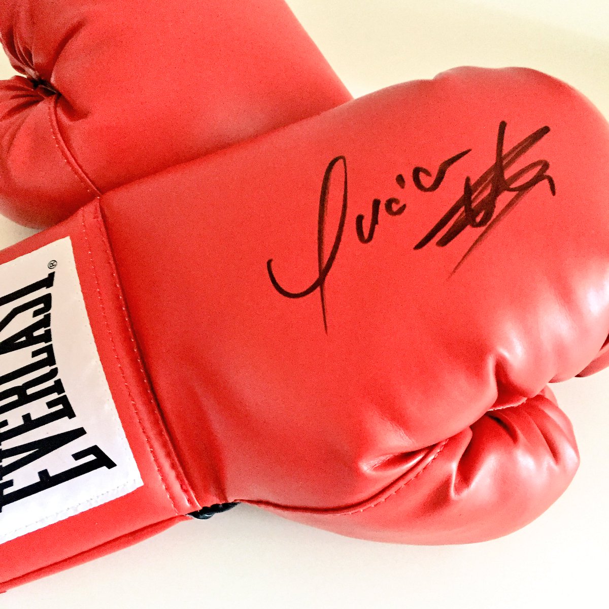 interboxca's tweet image. Support @ButeLucian: Bring back the belt at home ! Use #GoLucian and get chance to win these signed gloves #ButeJack