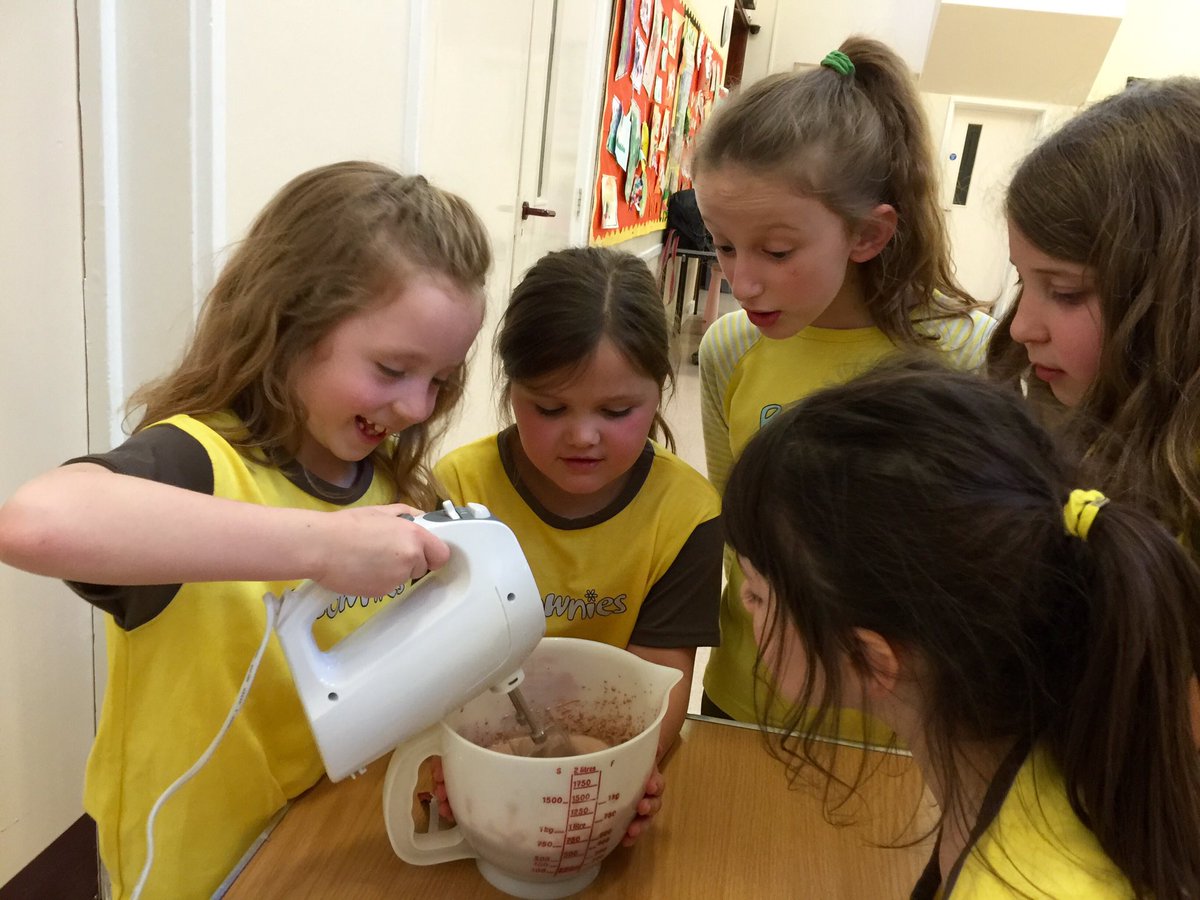 Brickhill_Pack's tweet photo. @BedfordGuides @gguidinganglia @BedsGuides Messy Challenge fun making mud pies and playing the jelly feeding game. https://t.co/nRlEy5kmsx