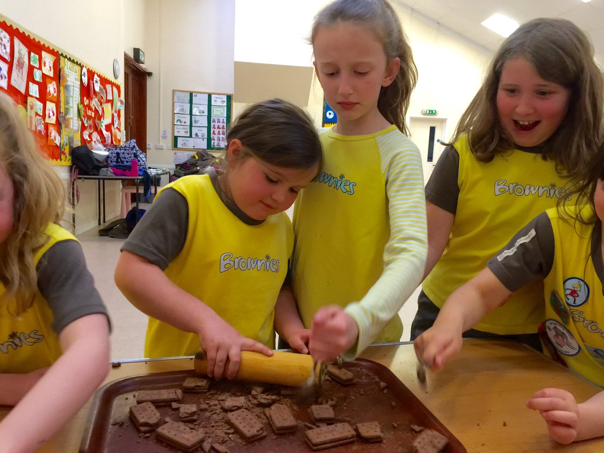 Brickhill_Pack's tweet photo. @BedfordGuides @gguidinganglia @BedsGuides Messy Challenge fun making mud pies and playing the jelly feeding game. https://t.co/nRlEy5kmsx
