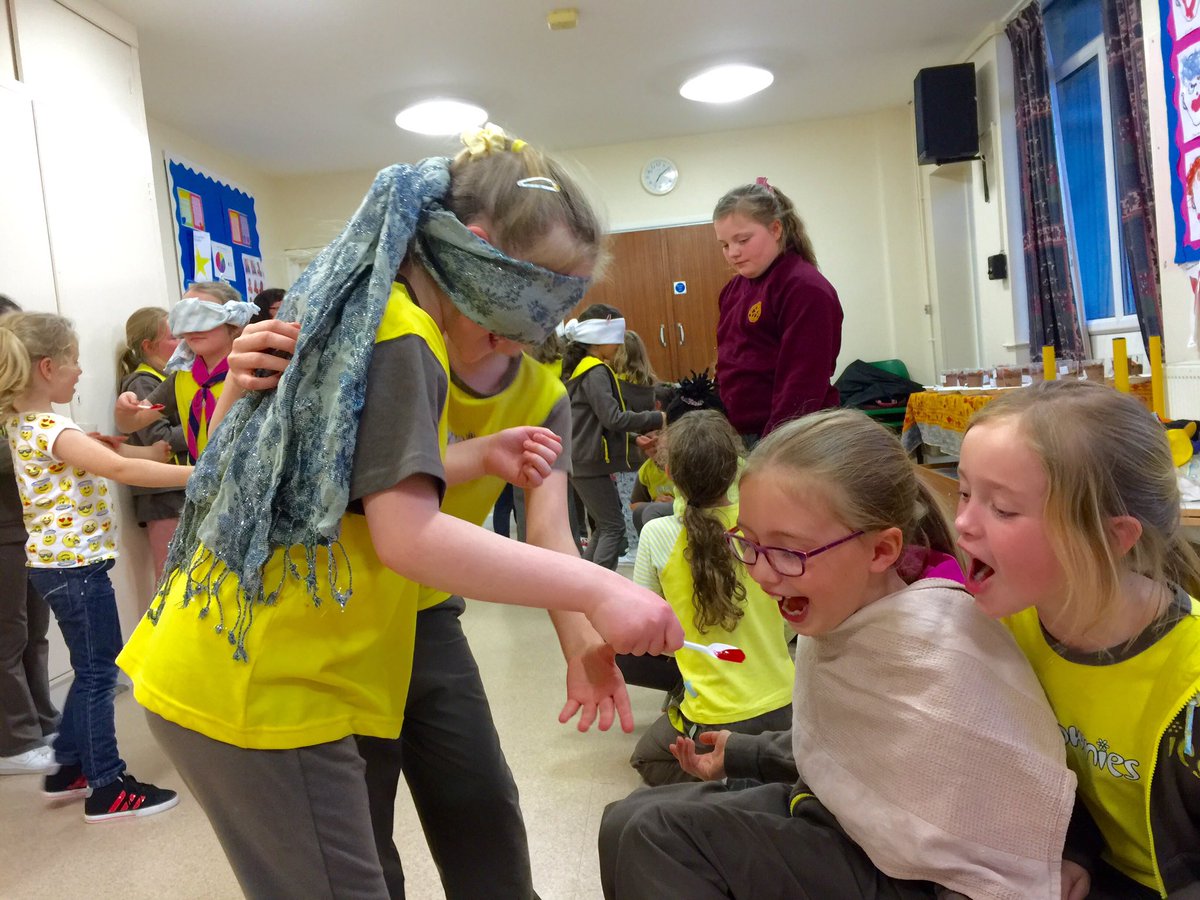 Brickhill_Pack's tweet photo. @BedfordGuides @gguidinganglia @BedsGuides Messy Challenge fun making mud pies and playing the jelly feeding game. https://t.co/nRlEy5kmsx
