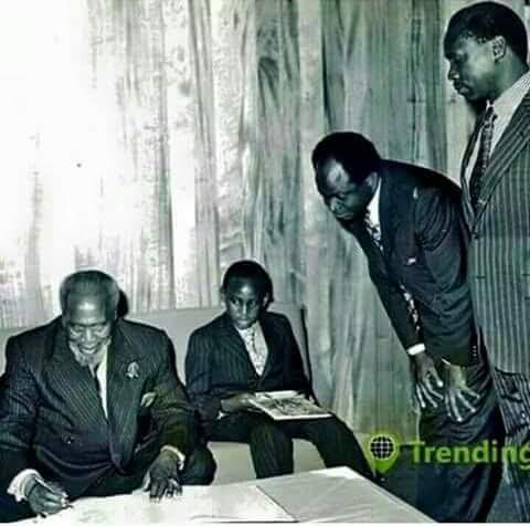MaxWashe2's tweet photo. Kenyans 4 presidents in one photo. https://t.co/I72p6u7lFO