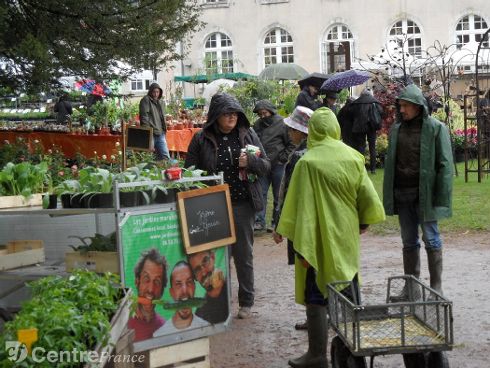 leberry_fr's tweet photo. La 15ème fête des #Ouches bat son plein à #Morogues malgré la pluie https://t.co/uSL9UJm5CB #plantes #botanique https://t.co/NhZszlG7t1