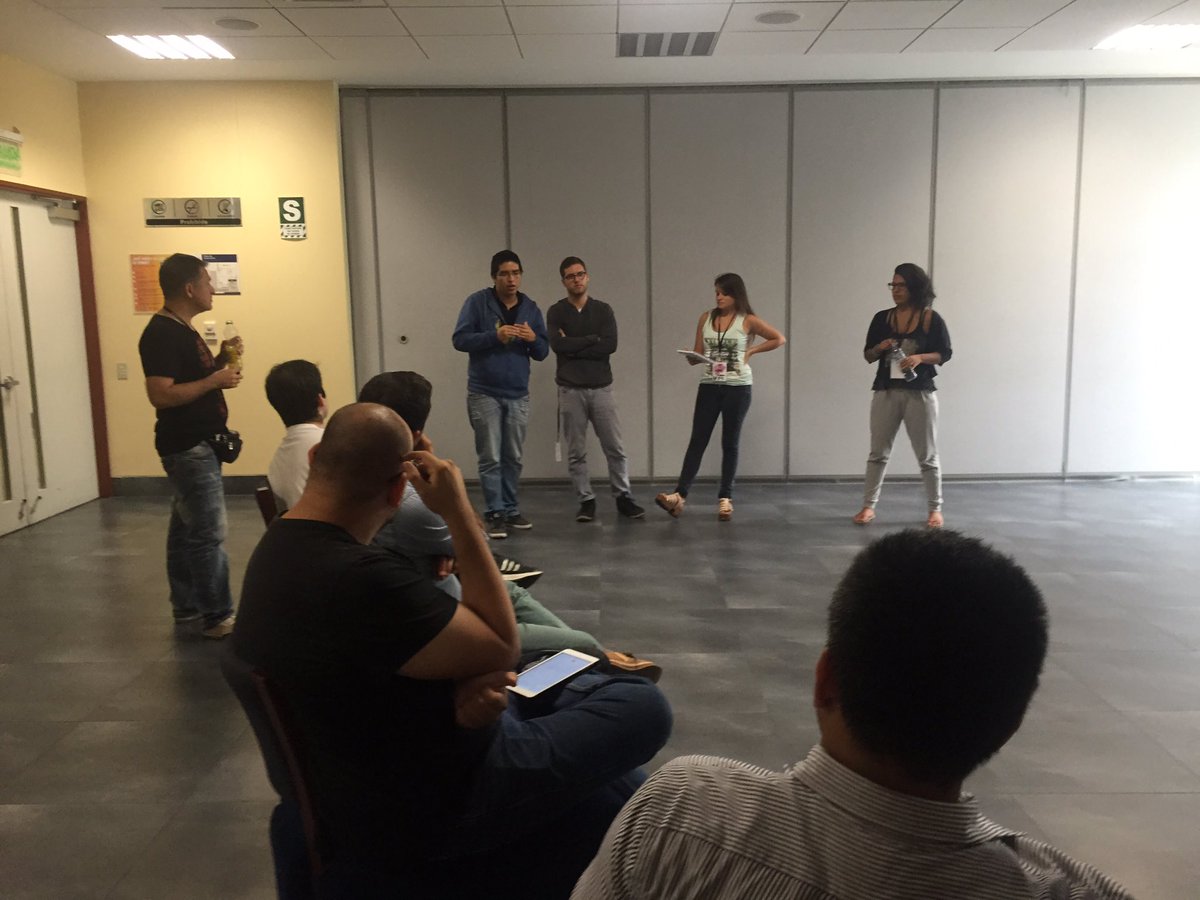 empreNDE_pe's tweet photo. Feedback de proyectos de startups peruanas con mentores en @StartupWLima #SWesCreatividad @_USIL #StartupWeekend https://t.co/UaN9mrw68X