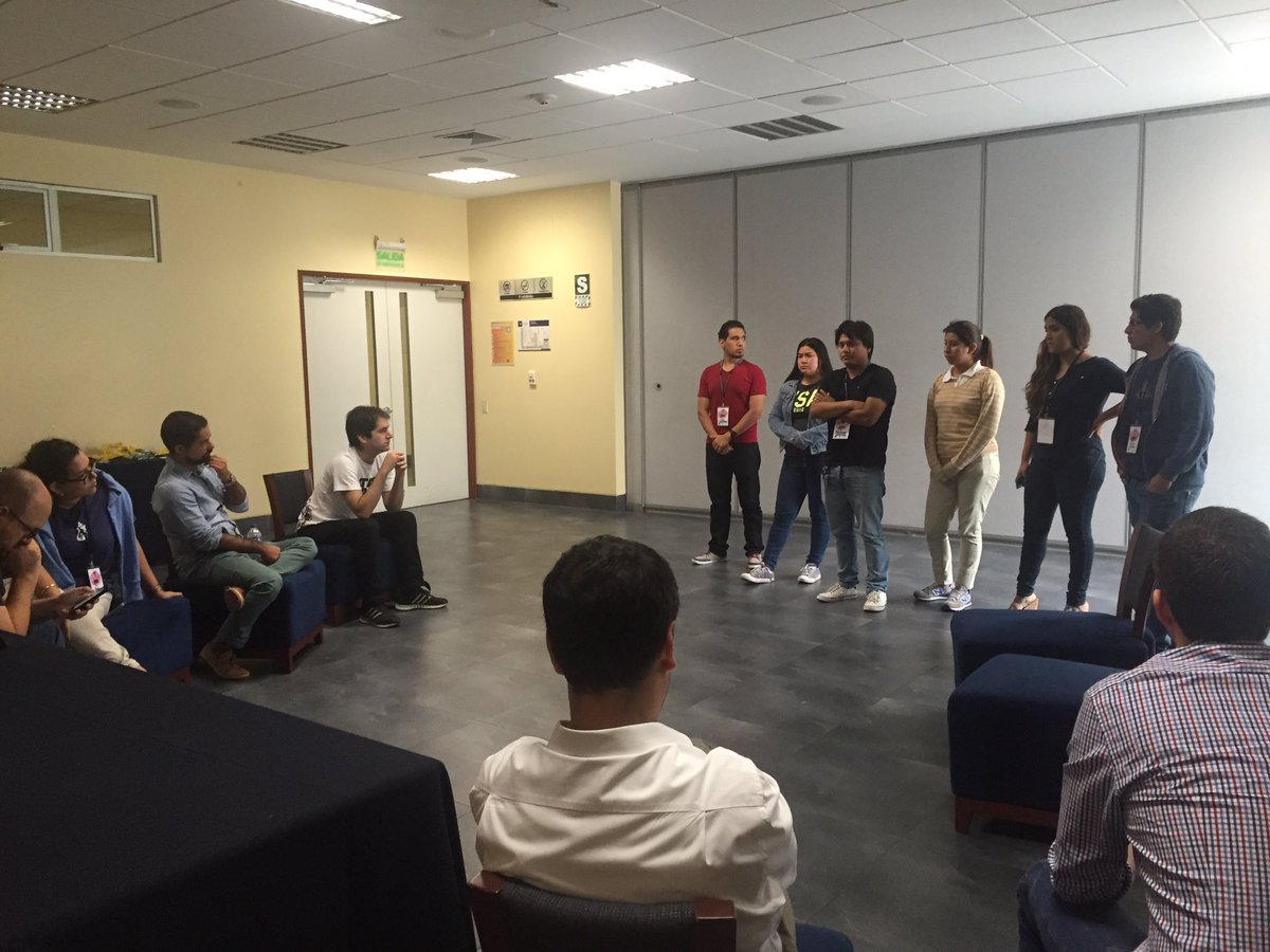 empreNDE_pe's tweet photo. Feedback de proyectos de startups peruanas con mentores en @StartupWLima #SWesCreatividad @_USIL #StartupWeekend https://t.co/UaN9mrw68X