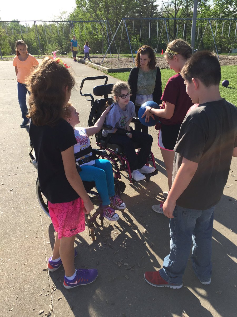 BES_PE's tweet photo. #ModifiedPEClub headed outside yesterday to soak up some sun and fun! https://t.co/O0bUT2paKM