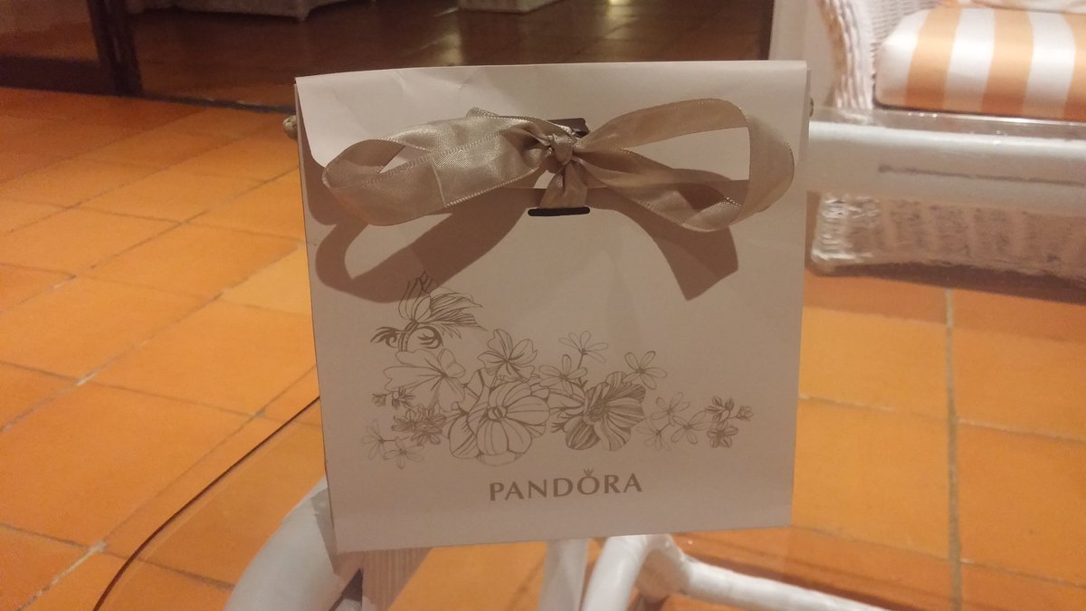 1987Lola's tweet photo. Regalos que me endulzan la vida... 😘❤❤❤ Feliz día de la mami https://t.co/i1UrDIzlcN