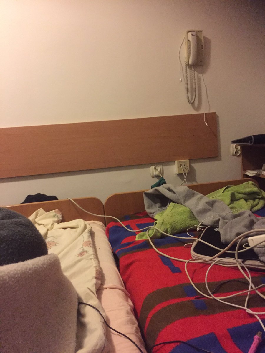 UnderskorCandy's tweet photo. 01:01 AM | No one is around this weekend, my roomate bores me and there is no greenz . I'm dying. https://t.co/f725D6krKN