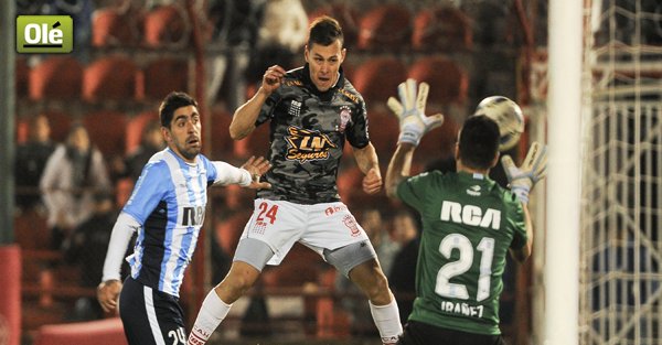 DiarioOle's tweet photo. Final | #Racing le ganó 1-0 a #Huracán en el Ducó, R. Martínez hizo el gol y vio la roja https://t.co/Wj0AL1dBVx https://t.co/9w7QFlTZmw