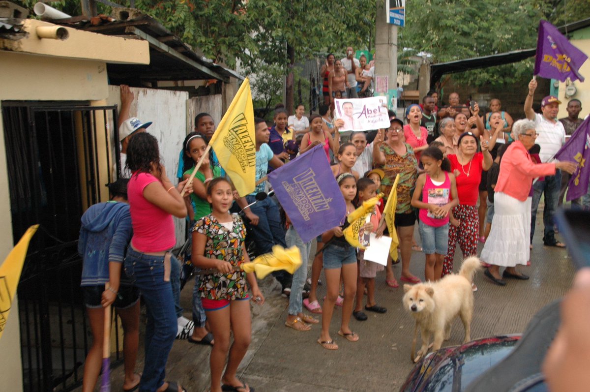 ValentinEnLinea's tweet photo. No hay forma de detener la maquinaria del PLD, las calles de Santiago están moradas. #Distrito1ConValentin https://t.co/nNaBkTDatq