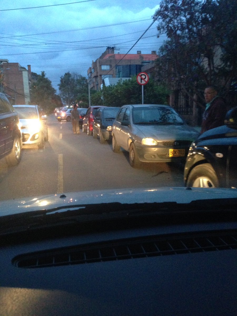 acadavi9's tweet photo. @TransitoPolicia @NoticiasCaracol @EnriquePenalosa  cra18#136 parquean donde quieren y peor en presencia de policías https://t.co/14eDUwz25S