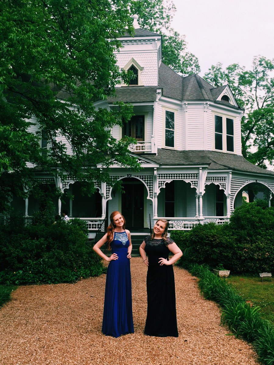 chicnormal_'s tweet image. Heck yeah #WHCD #prommouthas #loml