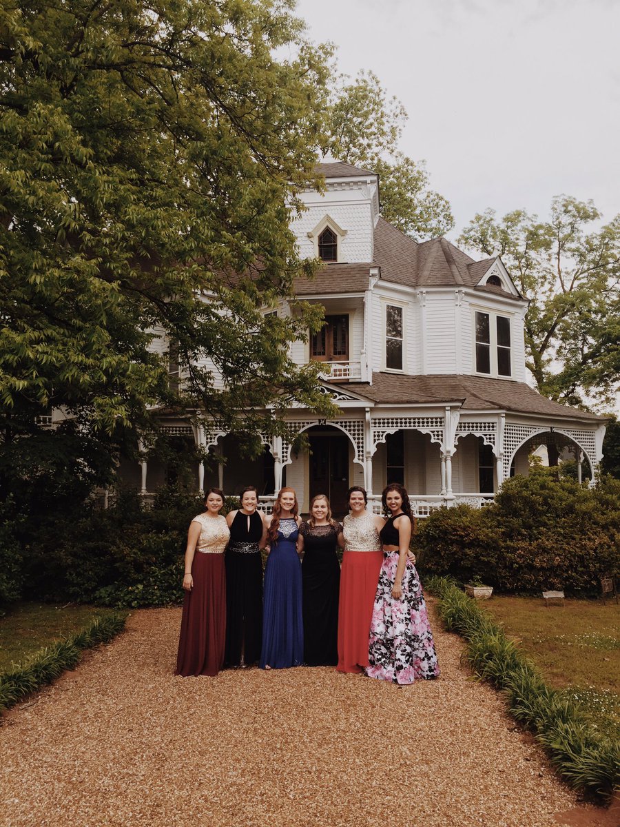 chicnormal_'s tweet image. Heck yeah #WHCD #prommouthas #loml