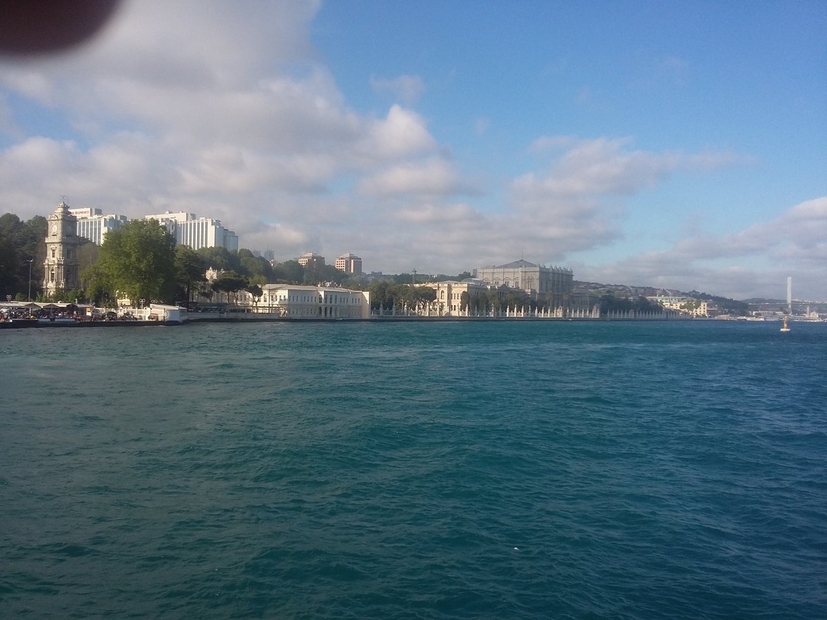 Sana dün bir tepeden baktım aziz İstanbul!
Görmedim gezmediğim, sevmediğim hiçbir yer.