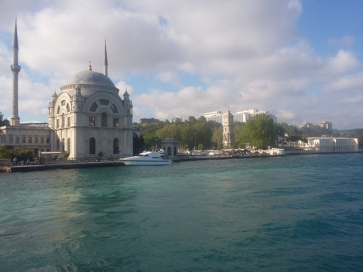 Ömrüm oldukça gönül tahtına keyfince kurul! 
Sade bir semtini sevmek bile bir ömre değer.