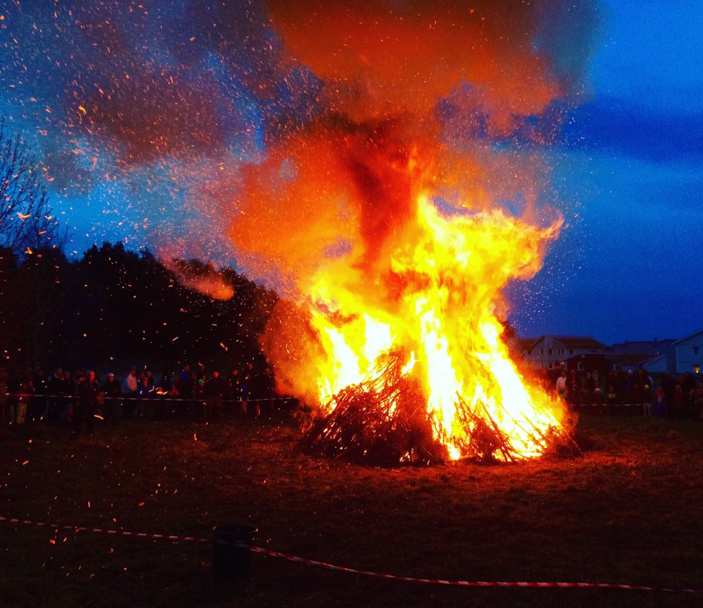 MuharremDemirok's tweet photo. Nu har vi välkomnat våren. Brasan är tänd och mitt vårtal levererat. Tack #linghem för en fin kväll. #mittlkpg https://t.co/M3DsBmn3WS