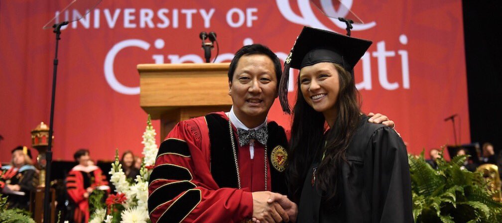 vnw09's tweet photo. Finally!!! 🙌🏼 #UCGrad16 https://t.co/Z8RcCmOtNP