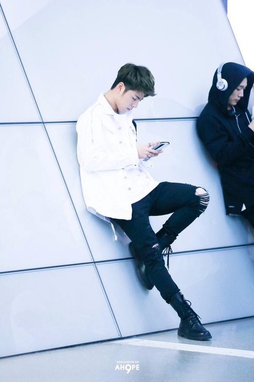Junhoe_SM's tweet photo. Comme ça c'est mieux https://t.co/jSQBvO3e1Z