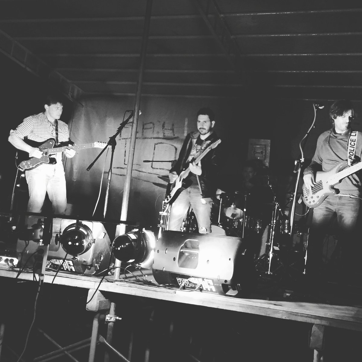 TriMarKeTorre's tweet photo. Sonando #Laesenciadelgaraje en #TriMarket #concierto #estapasando https://t.co/fVuEmOTd52