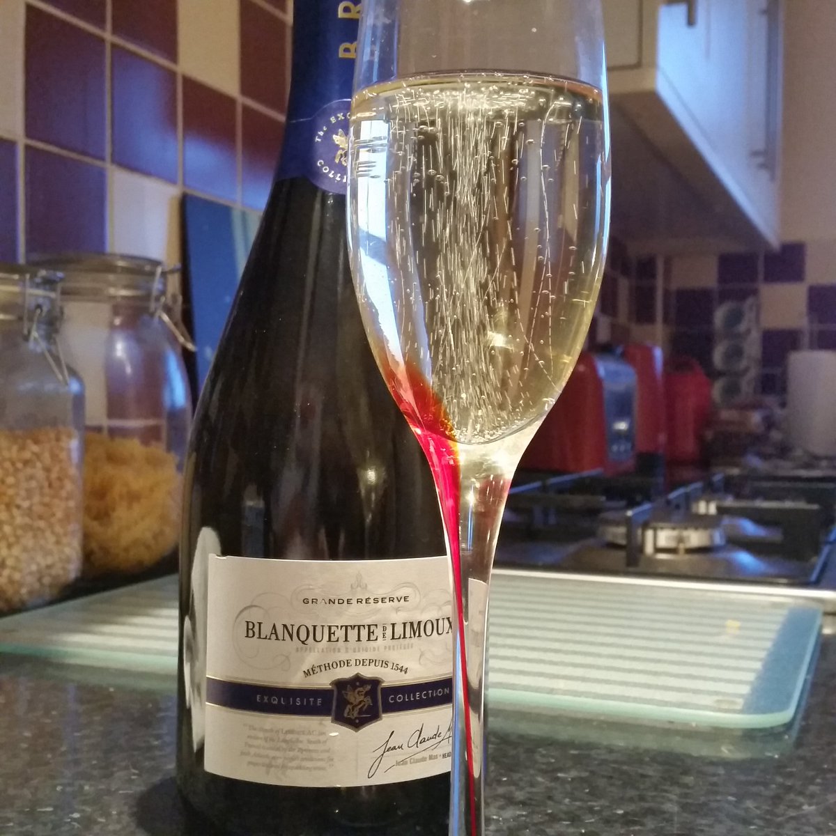 milliethefish's tweet photo. @AldiUK deliciously dry with delicate bubbles, apples and pears make this a #bubblesfriday winner #AldiWineClub https://t.co/YqWllwrnmT