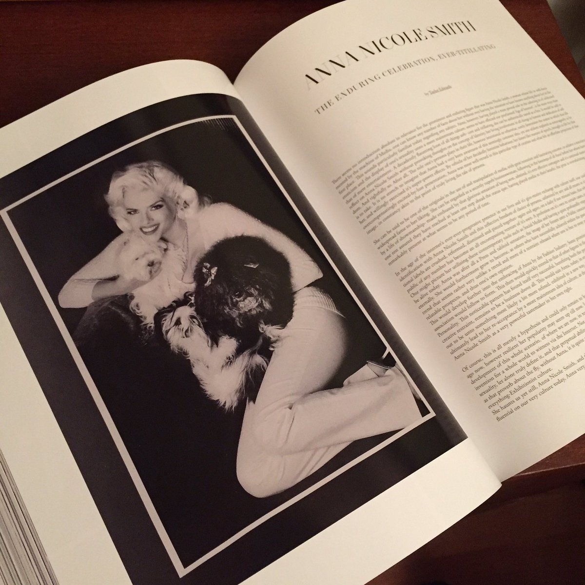 ODDAmagazine's tweet photo. #AnnaNicoleSmith: The enduring celebration, ever-titillating... part of ODDA 10 Tributes #ODDAtributes https://t.co/7lfuqRUV0h