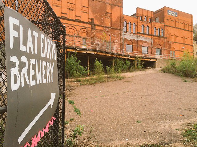 markthompto's tweet photo. Swede Hollow biking and need a beer? Sign be pointing to @flatearthbrew. #MYSAINTPAUL https://t.co/CYr9XEHYtE