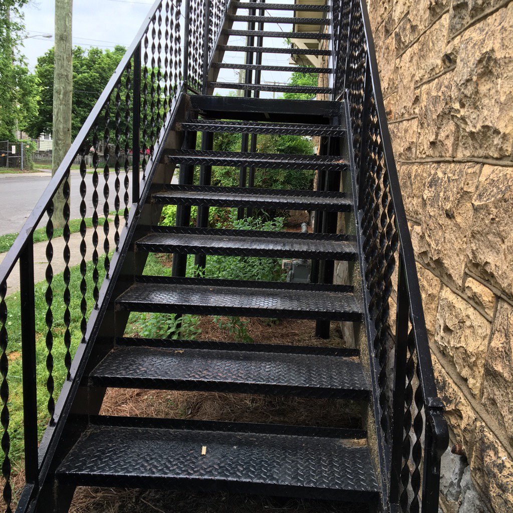 AngieMaskeBerka's tweet image. So who put these stairs here #postmarathonproblems