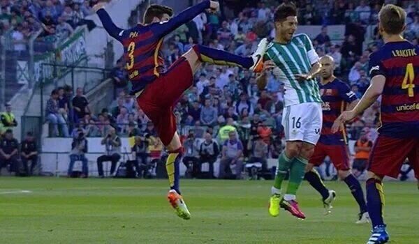 Adivina Adivinanza 

¿Qué equipo acabó con un jugador expulsado en el partido de la imagen?