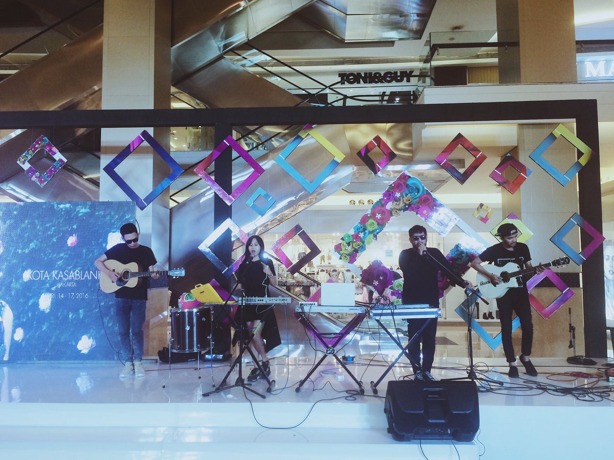 Warga Bandung! Siap-Siap hari ini kita datengin... Merapat semua ke #BCW2016 di <a href="/TSMbandung/">Trans Studio Mall Bandung</a> jam 19.30wib ya!