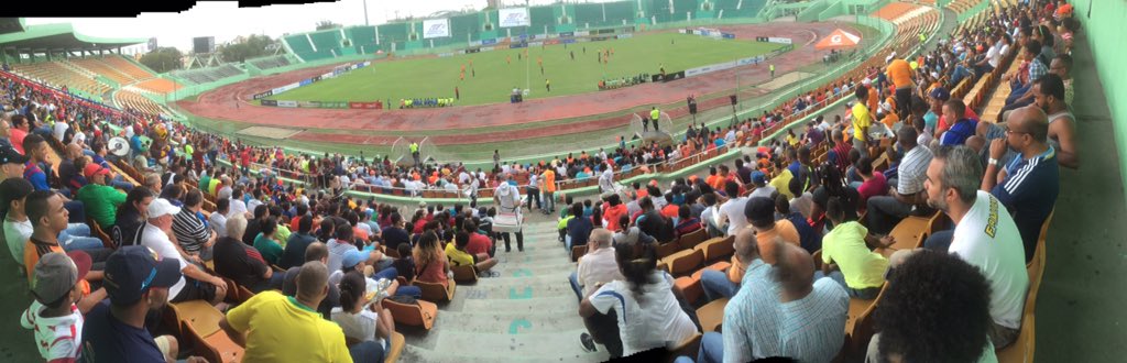 Golcomdo's tweet photo. Tremenda asistencia en el estadio olímpico Felix Sánchez @BarcelonaAtleti vs @CibaoFC #sienteElGol #ldf @LDFcomdo https://t.co/eD3WVJRUxp
