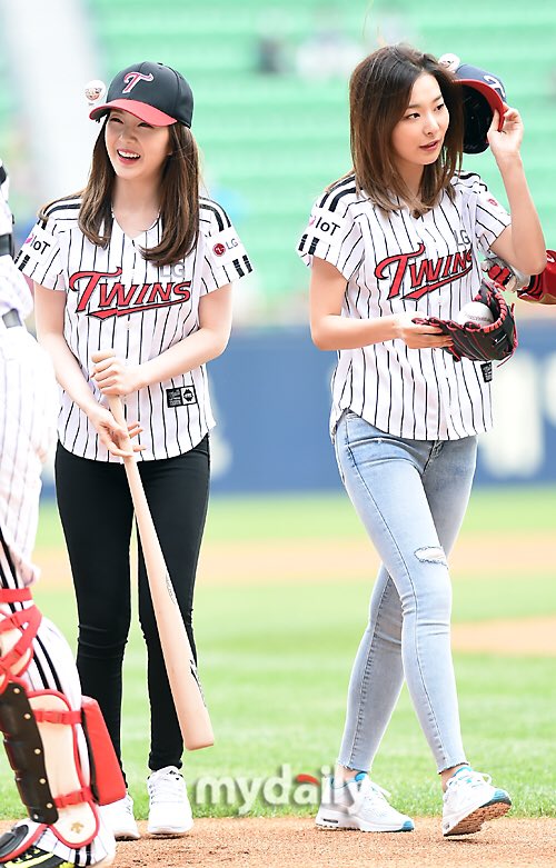 theseoulstory's tweet photo. Red Velvet Irene &amp; Seulgi threw the ceremonial 1st pitch for LG Twins vs kt Wiz at KBO League yesterday https://t.co/iSCronQjHT
