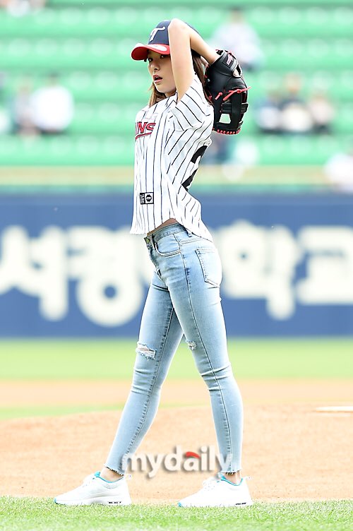 theseoulstory's tweet photo. Red Velvet Irene &amp; Seulgi threw the ceremonial 1st pitch for LG Twins vs kt Wiz at KBO League yesterday https://t.co/iSCronQjHT