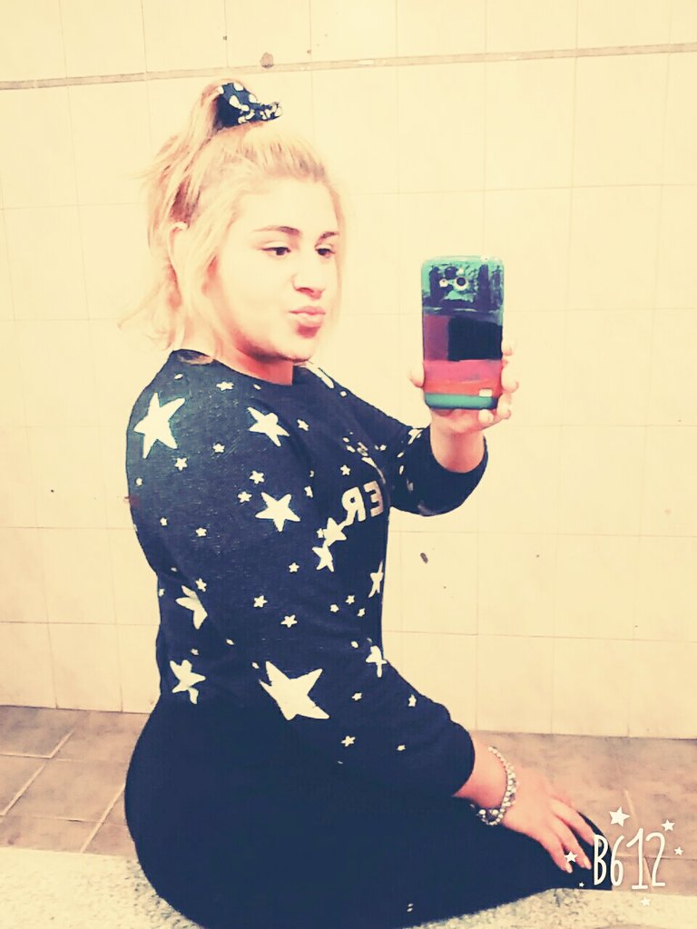 vikibuzzo's tweet image. De conpras con mami