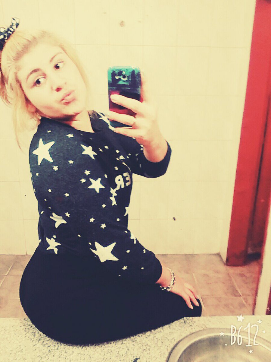 vikibuzzo's tweet image. De conpras con mami