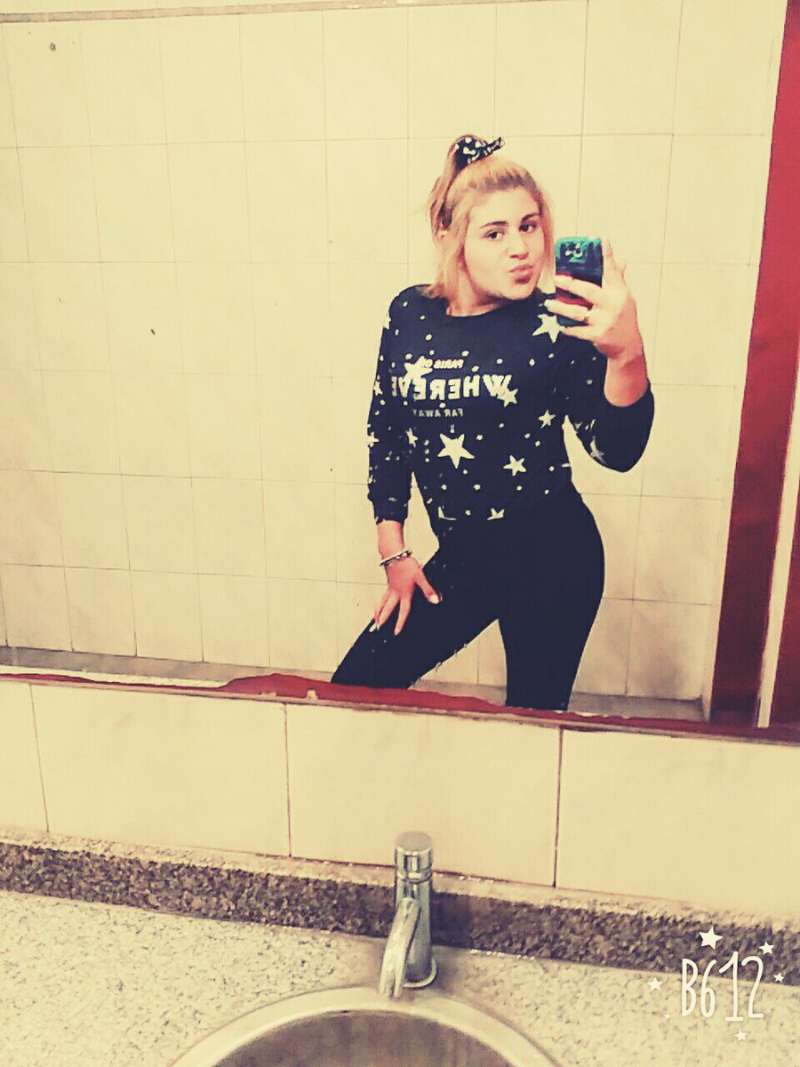 vikibuzzo's tweet image. De conpras con mami