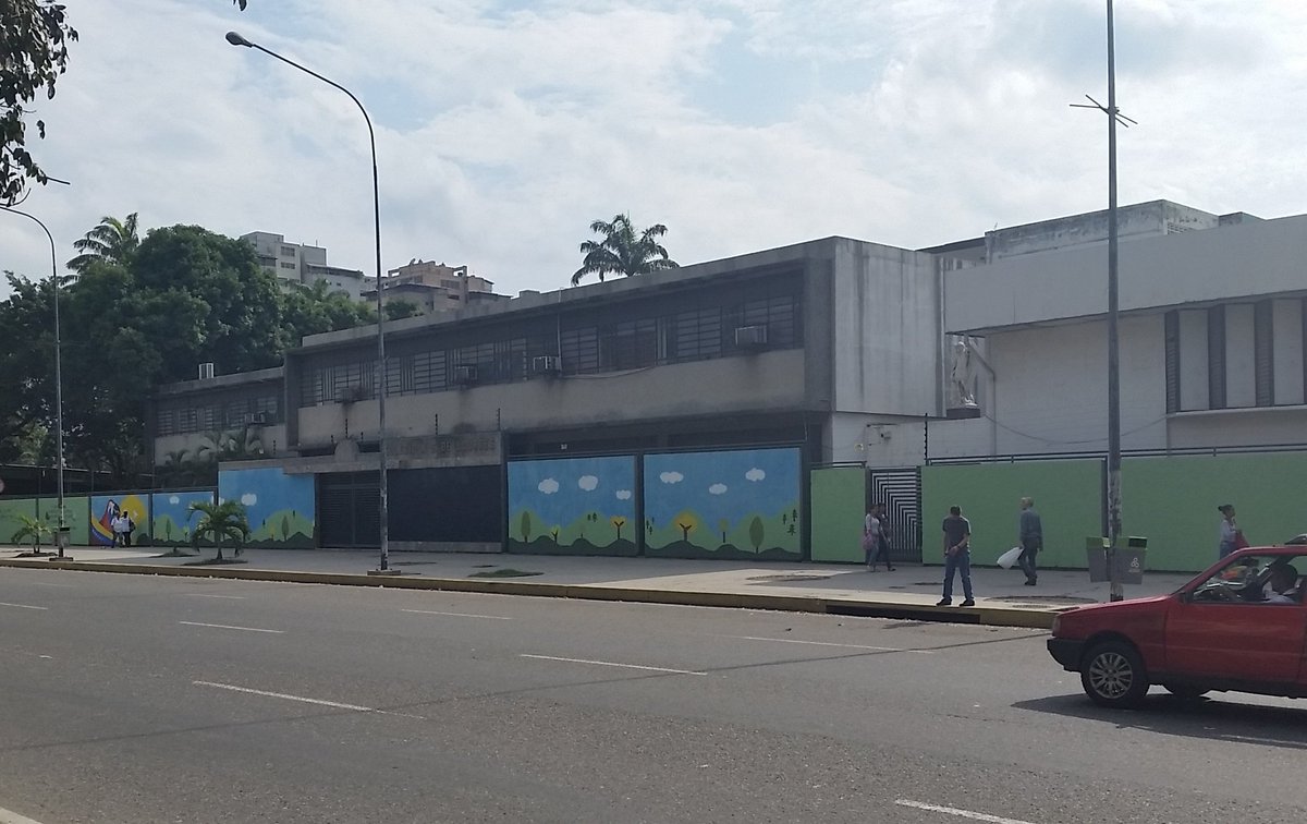 JESUSESA's tweet photo. ALCALDE @miguelcocchiola L@S
ALUMNO@S del LOURDES están sin
CLASES por la Contaminación de los
TRABAJOS del ELEVADO https://t.co/hL332Yq2KK