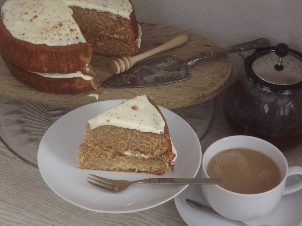 JuliesCakeCraft's tweet photo. @tamortonlinda #dontforgettheneighbours #didntfogettheneigbours #maplecake #anyonefortea https://t.co/JkkzpL55AO