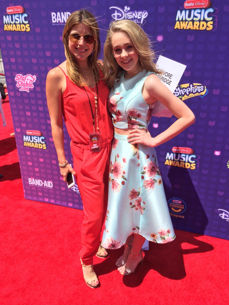 BrilliantTalent's tweet photo. VDMAs with #devoreledridge and manager Debbie. #Bizaardvark #vdmas https://t.co/6kGujrsbmy
