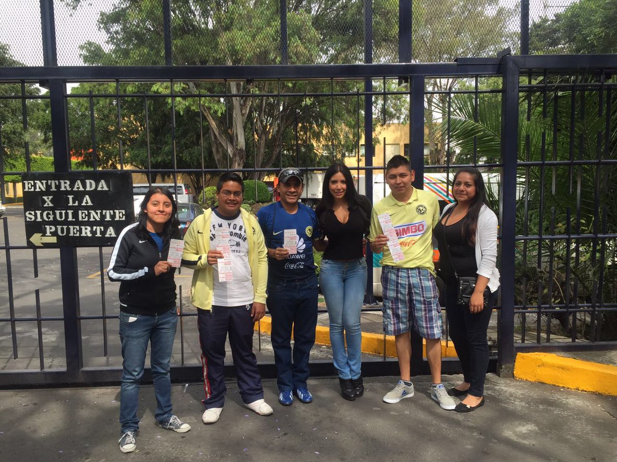 GanaGolMexico's tweet photo. La @ChicaGanaGol con los Ganadores de los #BoletosGanaGol @ArathPerez_23 @GusVela @fugaz_g
#VamonosAlAzteca #GanaGol https://t.co/stBn74H0SQ